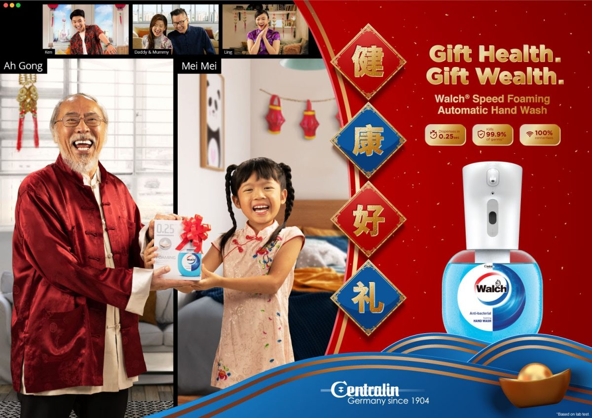 granddaughter receiving a gift of Walch® Speed Foaming Automatic Hand Wash from her grandfather on Lunar New Year